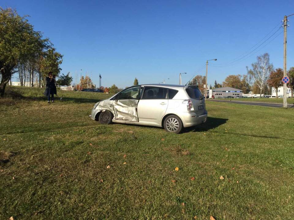 „Toyota“ ir „Volkswagen“ automobilių avarija