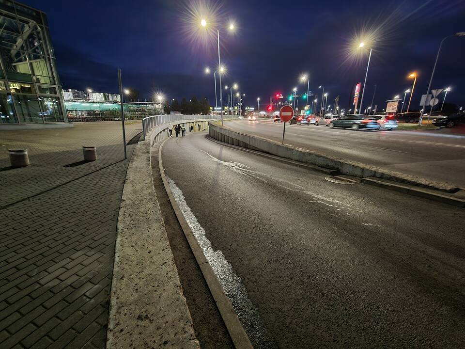 Tunelyje BMW rėžėsi į sieną