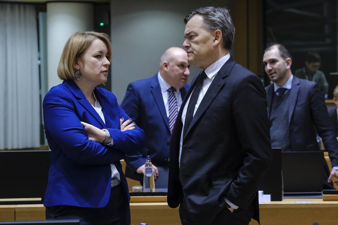 Jovita Neliupšienė (antra iš kairės)