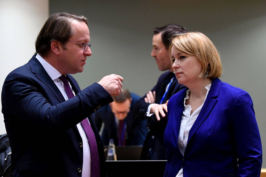 Jovita Neliupšienė (antra iš kairės)