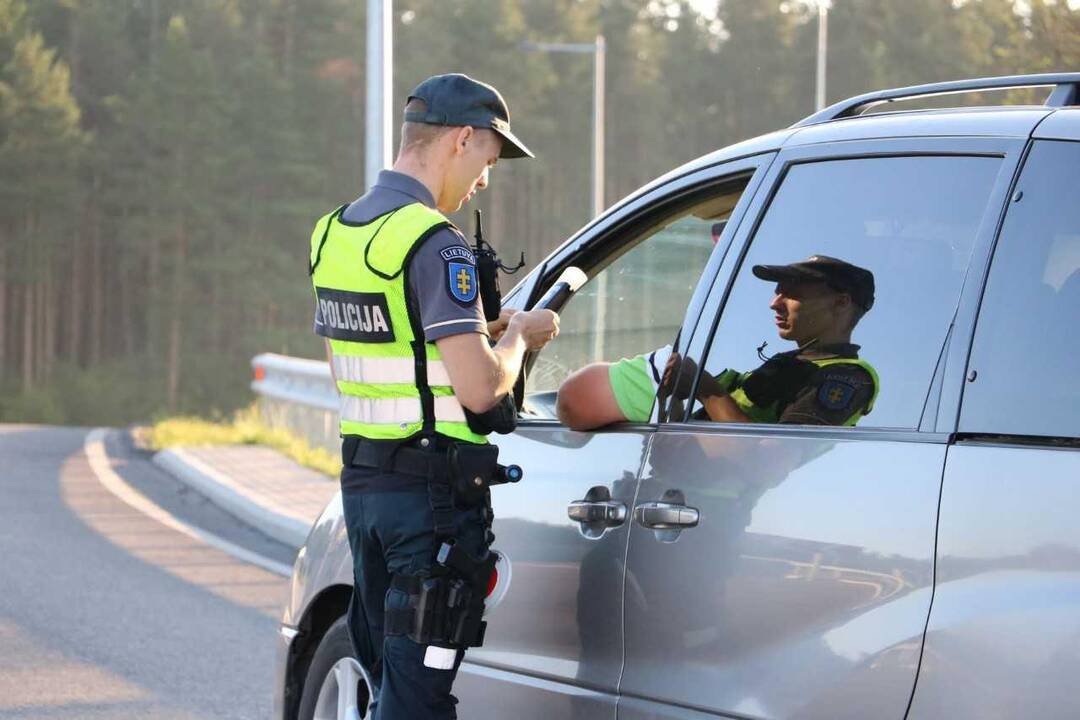 Policijos pareigūnai tikrino vairuotojų blaivumą