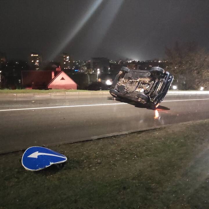 Prie Varnių tilto apsivertė „Mercedes-Benz“