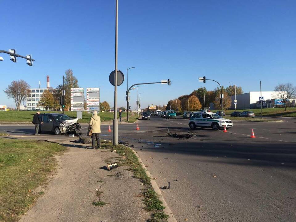„Toyota“ ir „Volkswagen“ automobilių avarija