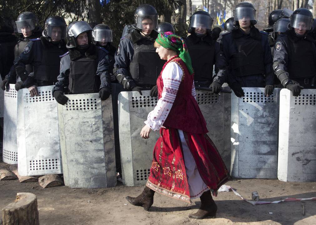 Demonstrantai išliejo savo pyktį ant V.Janukovyčiaus partijos, kai susirėmimai su milicijos pajėgomis įsiplieskė prie netoliese esančio parlamento pastato.