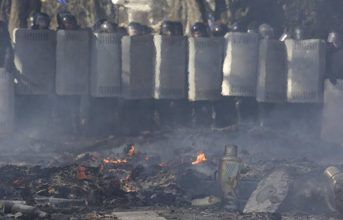 Demonstrantai išliejo savo pyktį ant V.Janukovyčiaus partijos, kai susirėmimai su milicijos pajėgomis įsiplieskė prie netoliese esančio parlamento pastato.