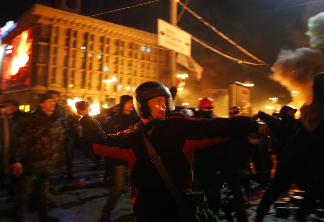 Demonstrantai išliejo savo pyktį ant V.Janukovyčiaus partijos, kai susirėmimai su milicijos pajėgomis įsiplieskė prie netoliese esančio parlamento pastato.