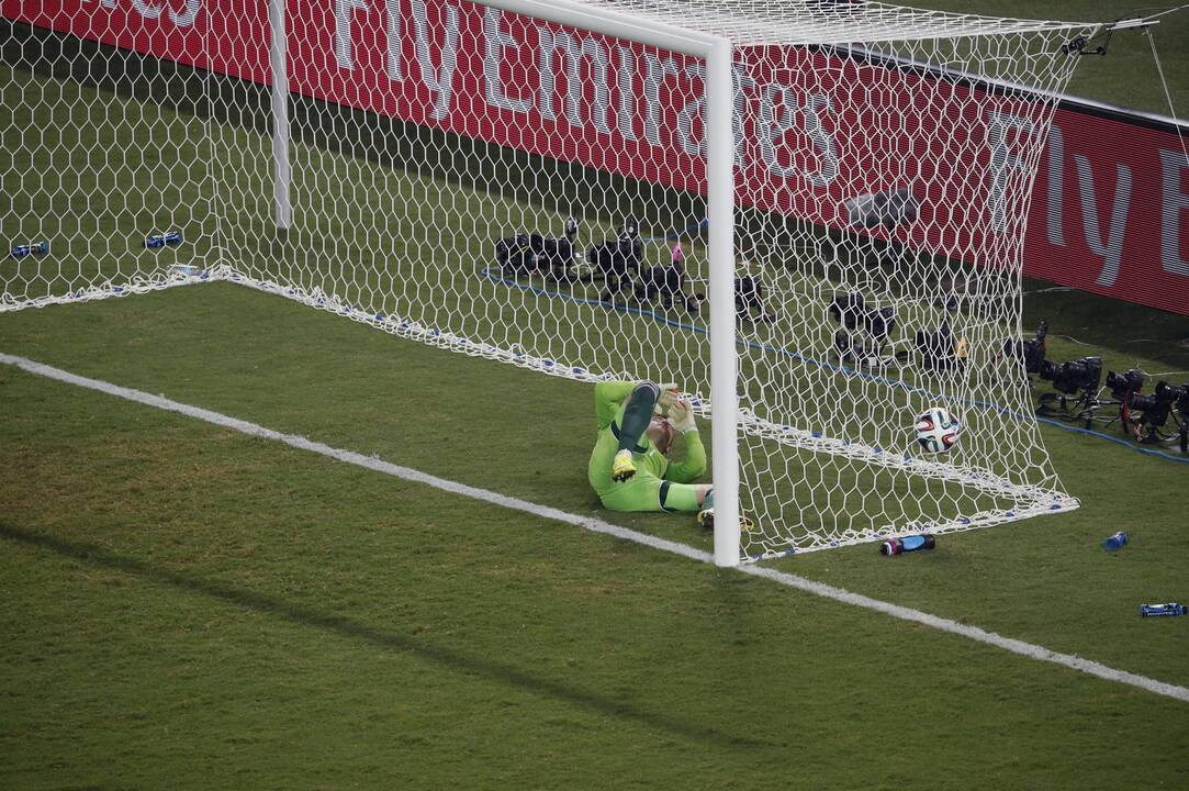 Po rungtynių Rusijos futbolininkai guodė apmaudų įvartį praleidusį I.Akinfejevą