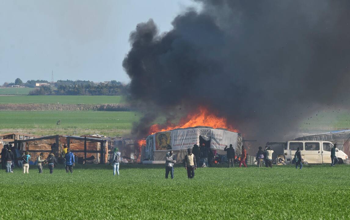 Italijoje migrantų stovykloje sudegė du jos gyventojai