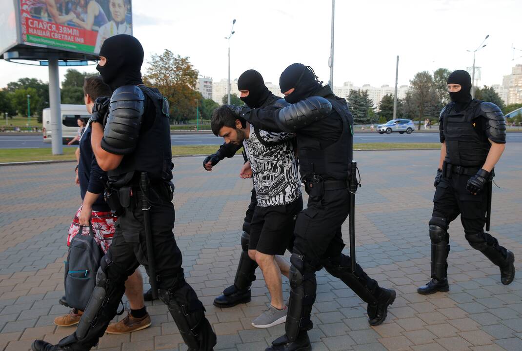 Baltarusijoje pareigūnai suiminėja protestuotojus