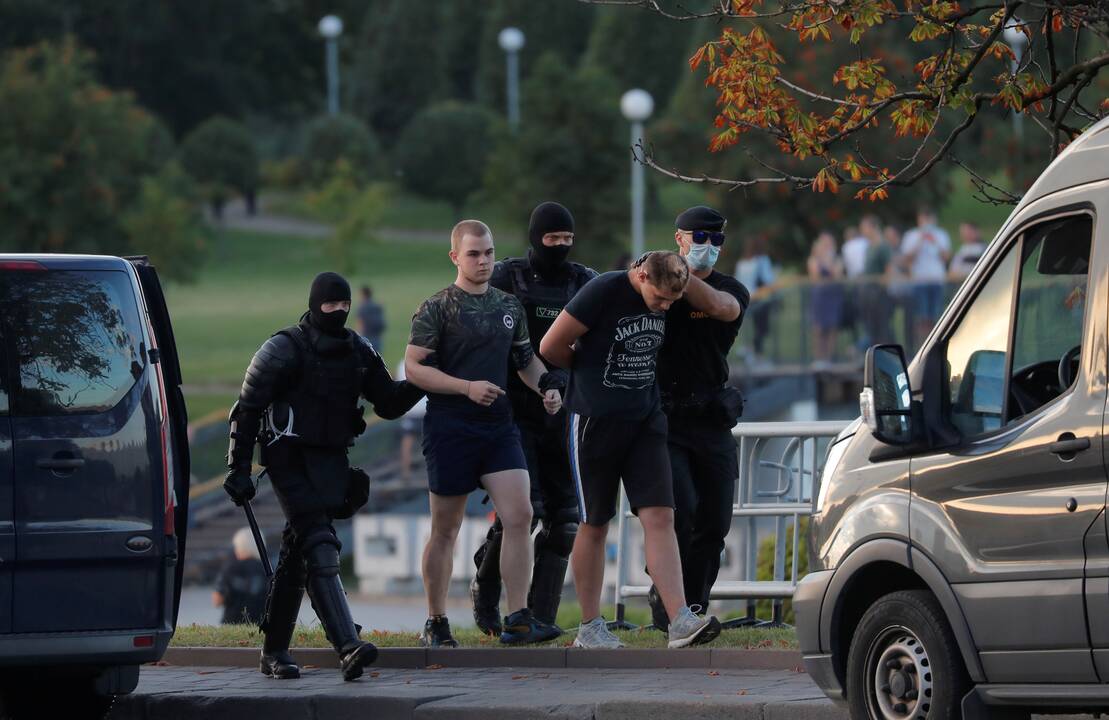 Baltarusijoje pareigūnai suiminėja protestuotojus