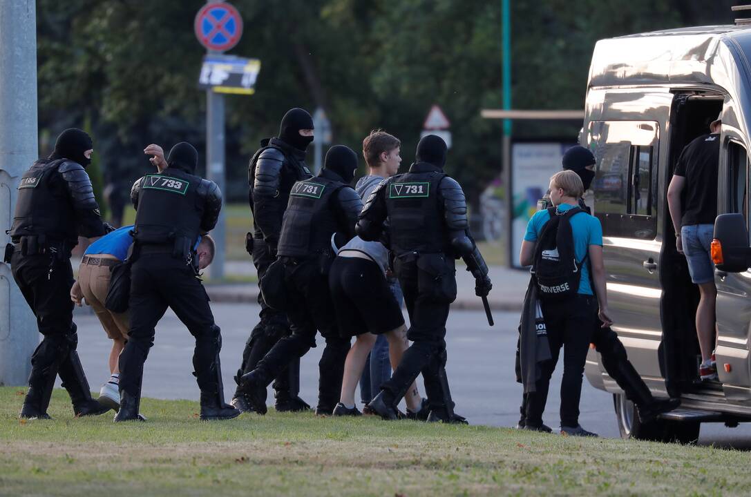 Baltarusijoje pareigūnai suiminėja protestuotojus