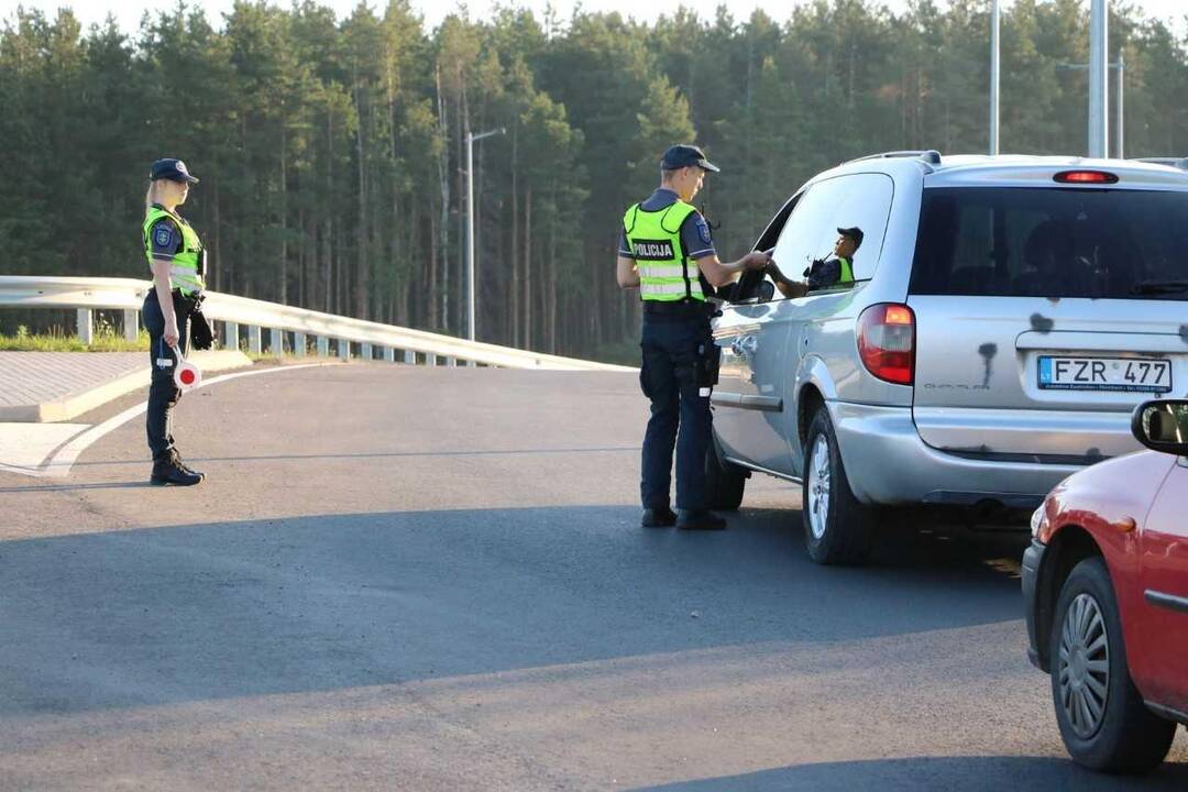 Policijos pareigūnai tikrino vairuotojų blaivumą
