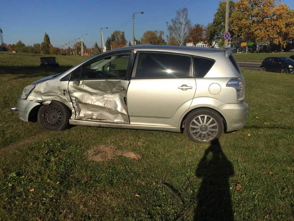 „Toyota“ ir „Volkswagen“ automobilių avarija