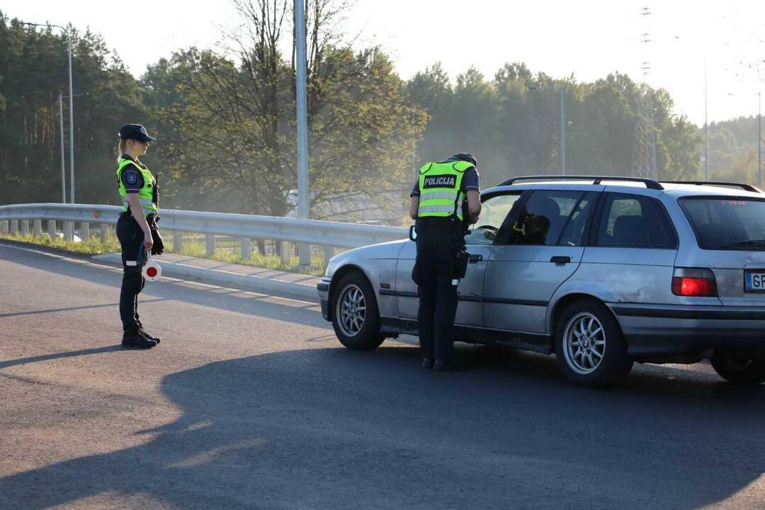 Policijos pareigūnai tikrino vairuotojų blaivumą