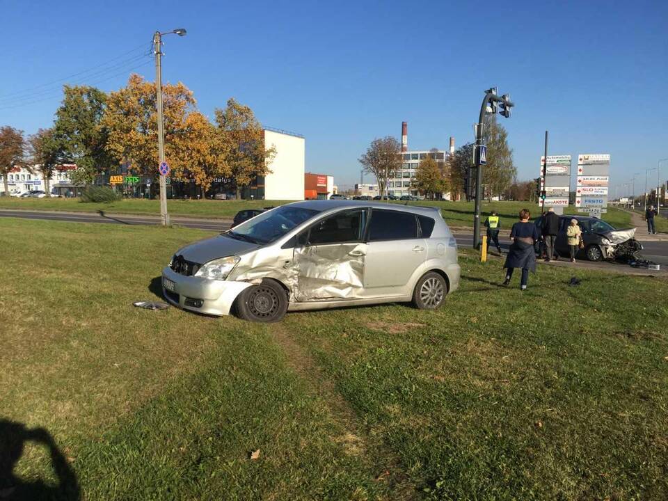 „Toyota“ ir „Volkswagen“ automobilių avarija