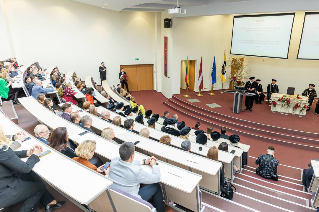 MRU Garbės daktaro regalijų įteikimas Latvijos prezidentui E. Levitui 