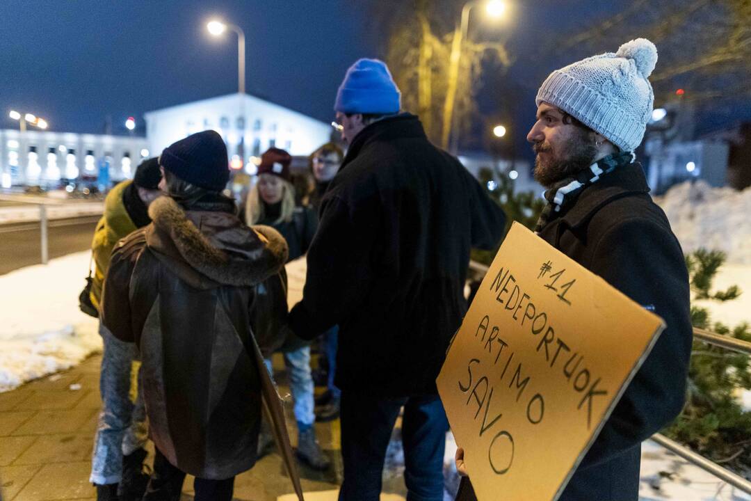 Žmogaus teisių gynėjai ir aktyvistai surengė protestą prieš deportaciją