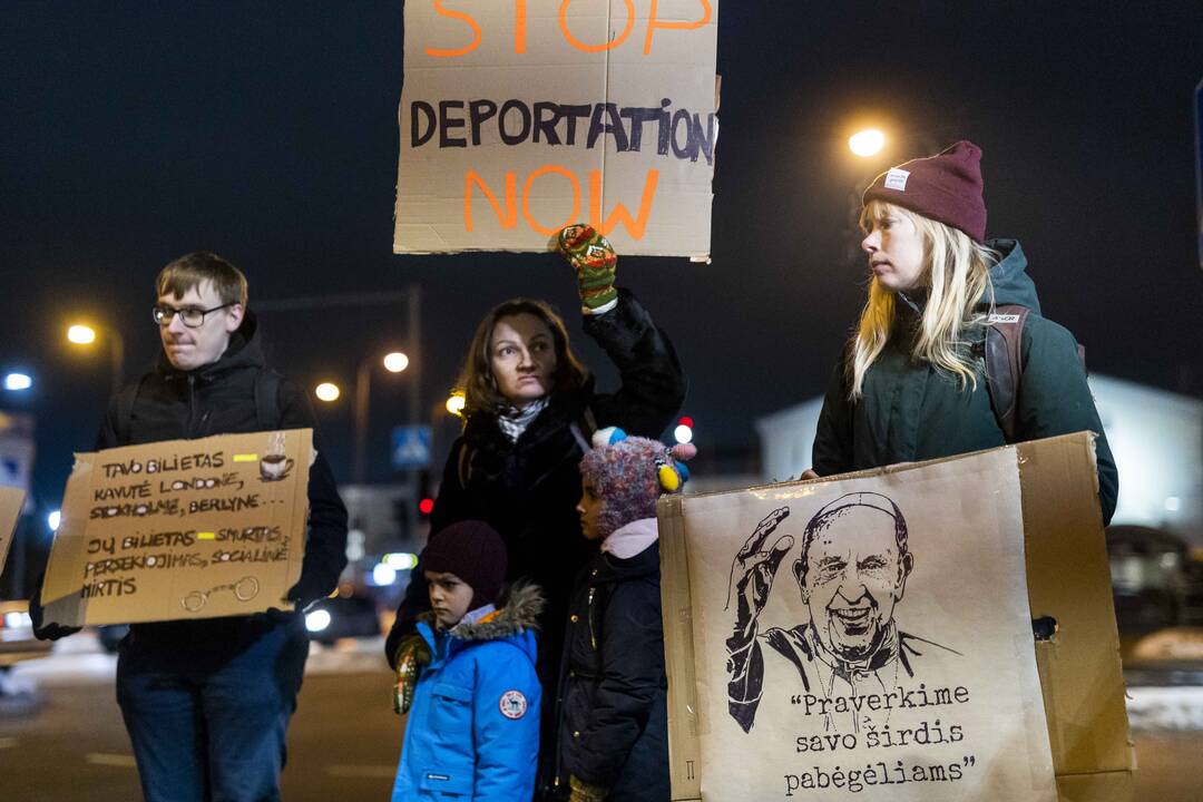 Žmogaus teisių gynėjai ir aktyvistai surengė protestą prieš deportaciją