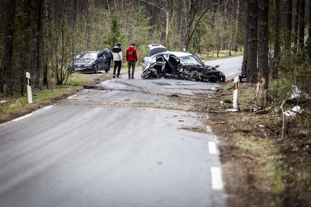 Karačiūnų gatvėje BMW rėžėsi į medį