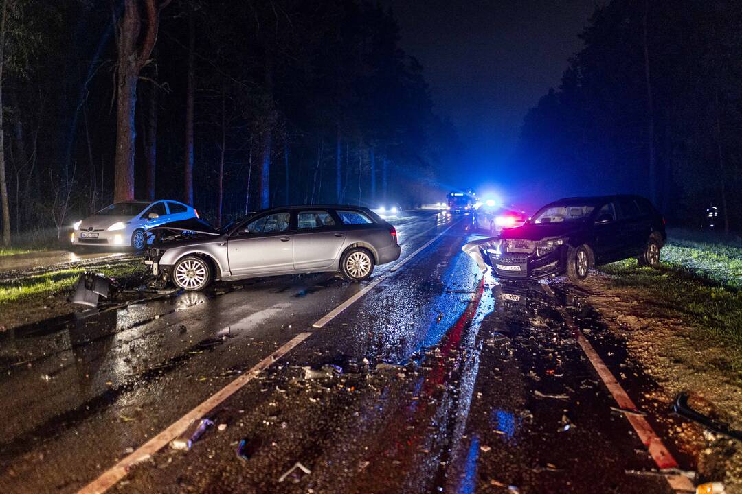 Nemenčinės plente – dviejų „Audi“ automobilių avarija