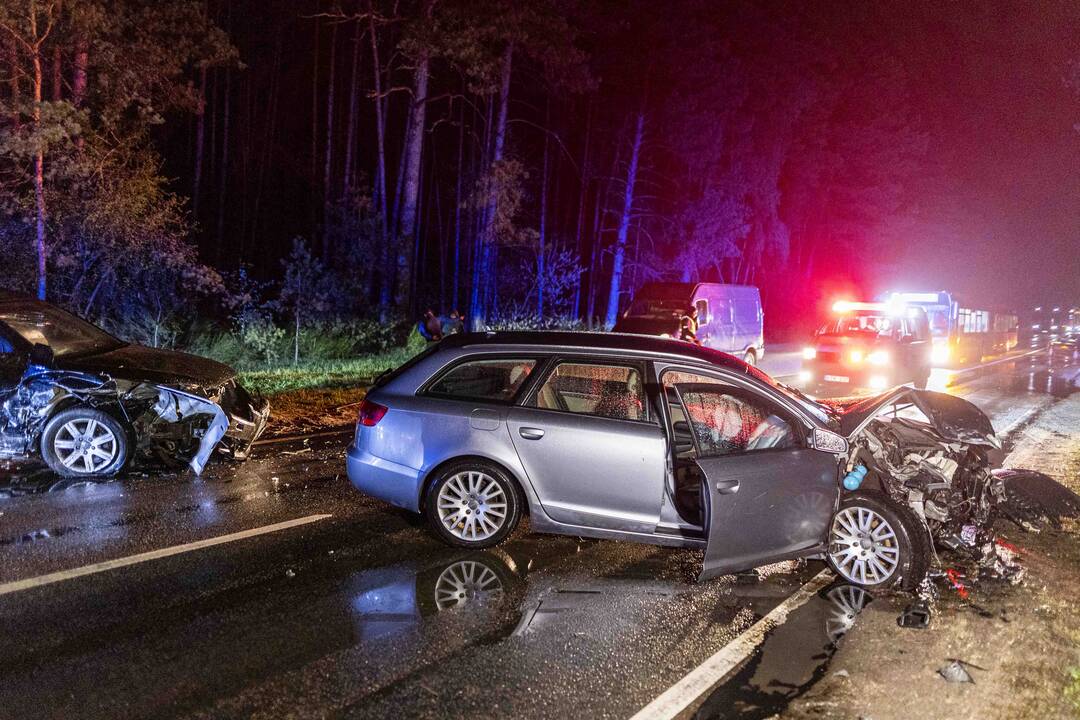 Nemenčinės plente – dviejų „Audi“ automobilių avarija