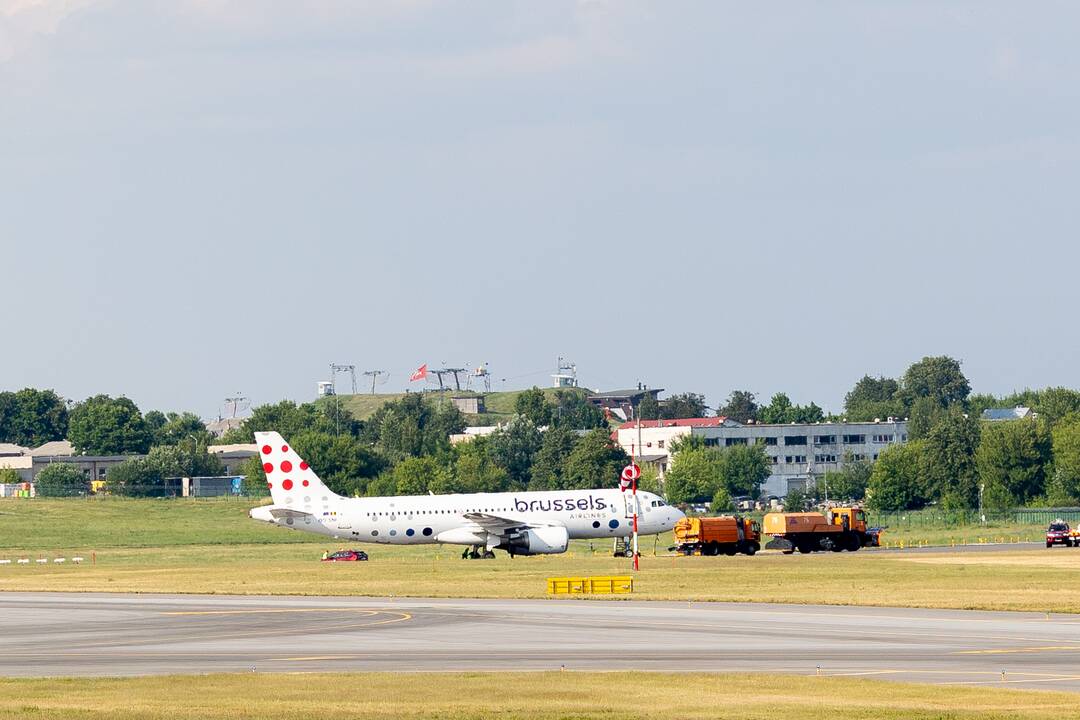 Vilniaus oro uosto kilimo-tūpimo take sugedęs lėktuvas