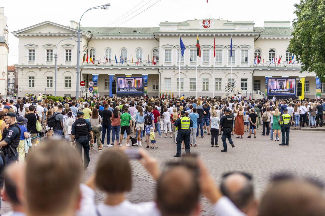 J. Bideno kalbos žmonės klausėsi ir S. Daukanto aikštėje šalia prezidentūros