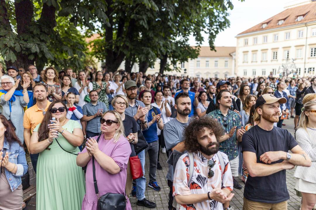 J. Bideno kalbos žmonės klausėsi ir S. Daukanto aikštėje šalia prezidentūros