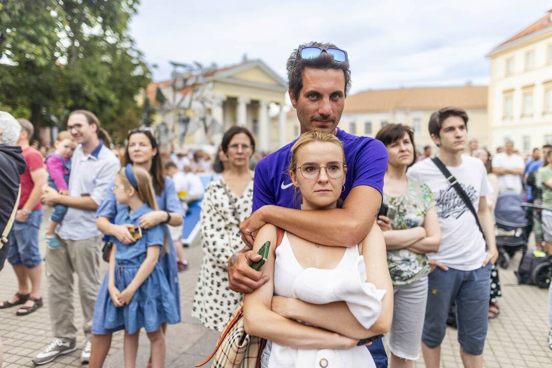 J. Bideno kalbos žmonės klausėsi ir S. Daukanto aikštėje šalia prezidentūros