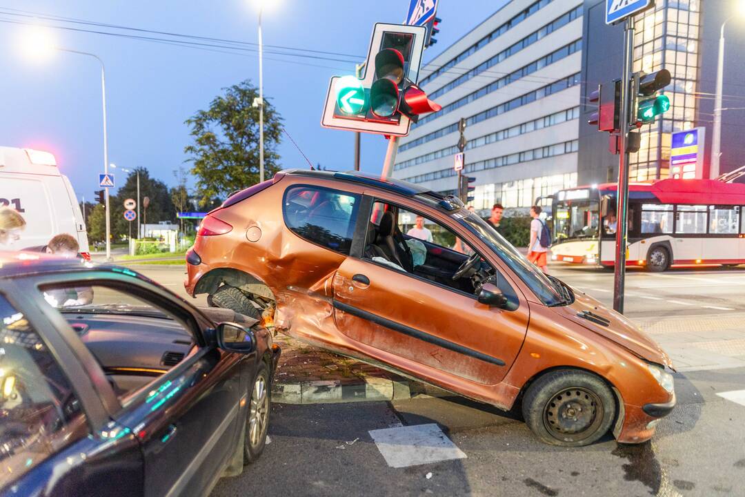 Dariaus ir Girėno gatvėje susidūrė du automobiliai