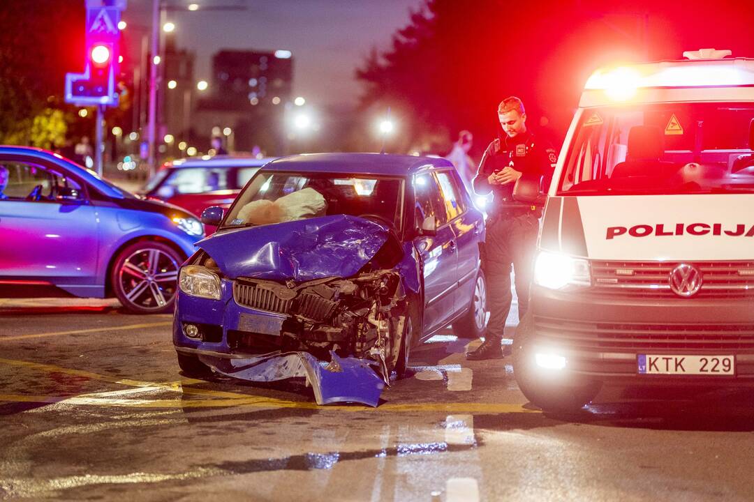  Prie Žaliojo tilto susidūrė „Škoda“ ir prabangus „Mercedes“ automobilis