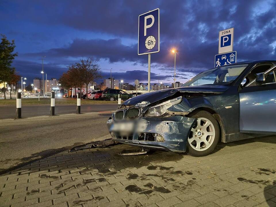 Tunelyje BMW rėžėsi į sieną