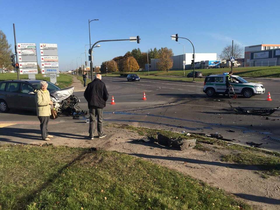 „Toyota“ ir „Volkswagen“ automobilių avarija