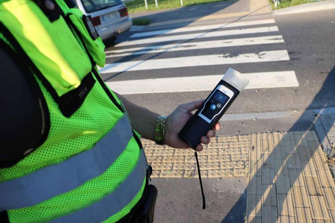 Policijos pareigūnai tikrino vairuotojų blaivumą