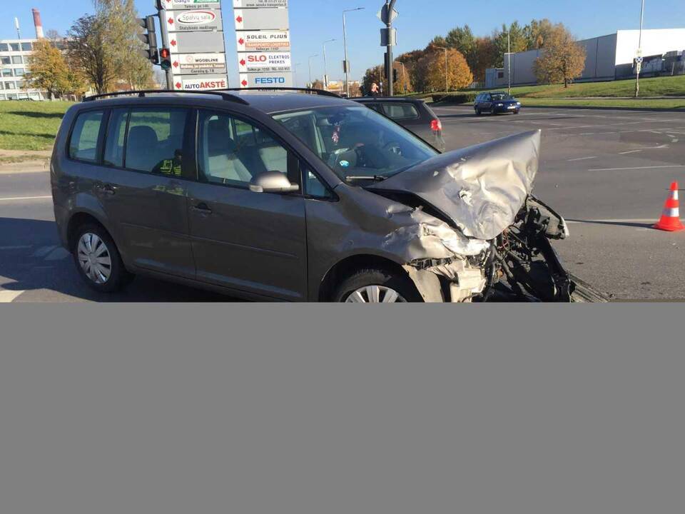 „Toyota“ ir „Volkswagen“ automobilių avarija