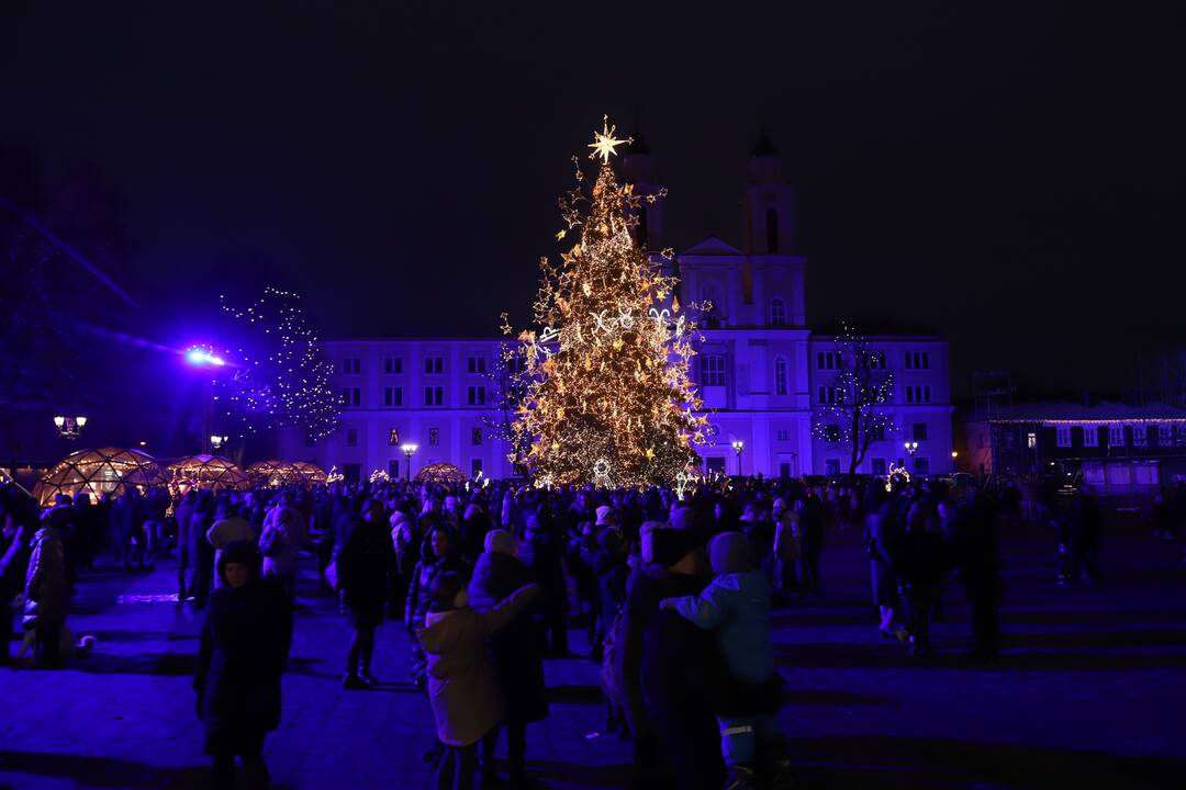 Kauniečiai tebeplūsta prie pagrindinės miesto eglutės