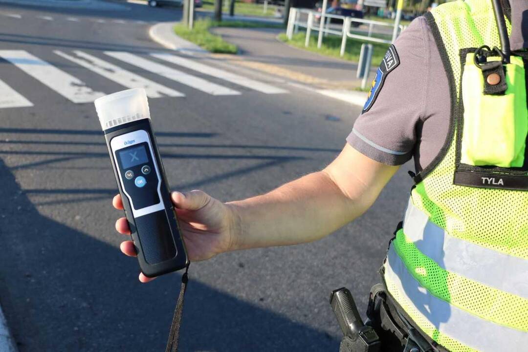 Policijos pareigūnai tikrino vairuotojų blaivumą