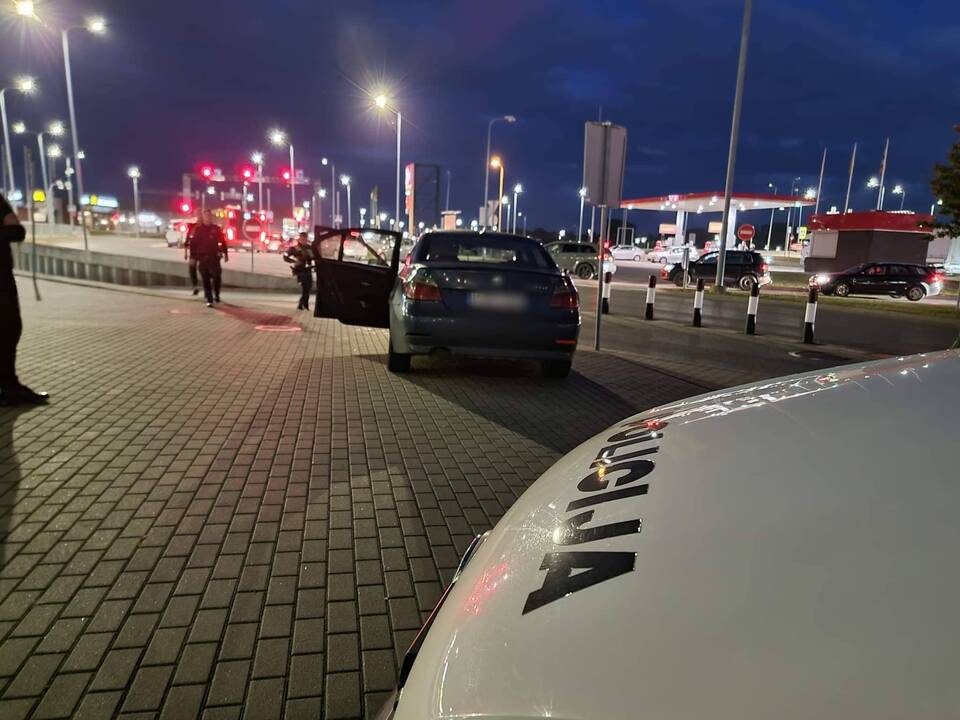 Tunelyje BMW rėžėsi į sieną