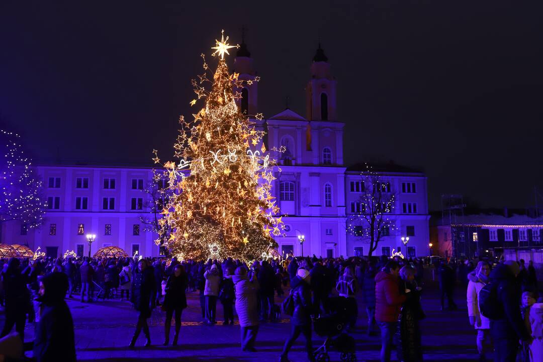 Kauniečiai tebeplūsta prie pagrindinės miesto eglutės
