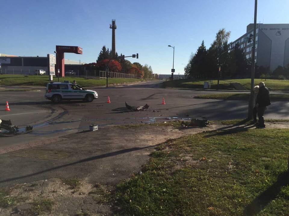 „Toyota“ ir „Volkswagen“ automobilių avarija