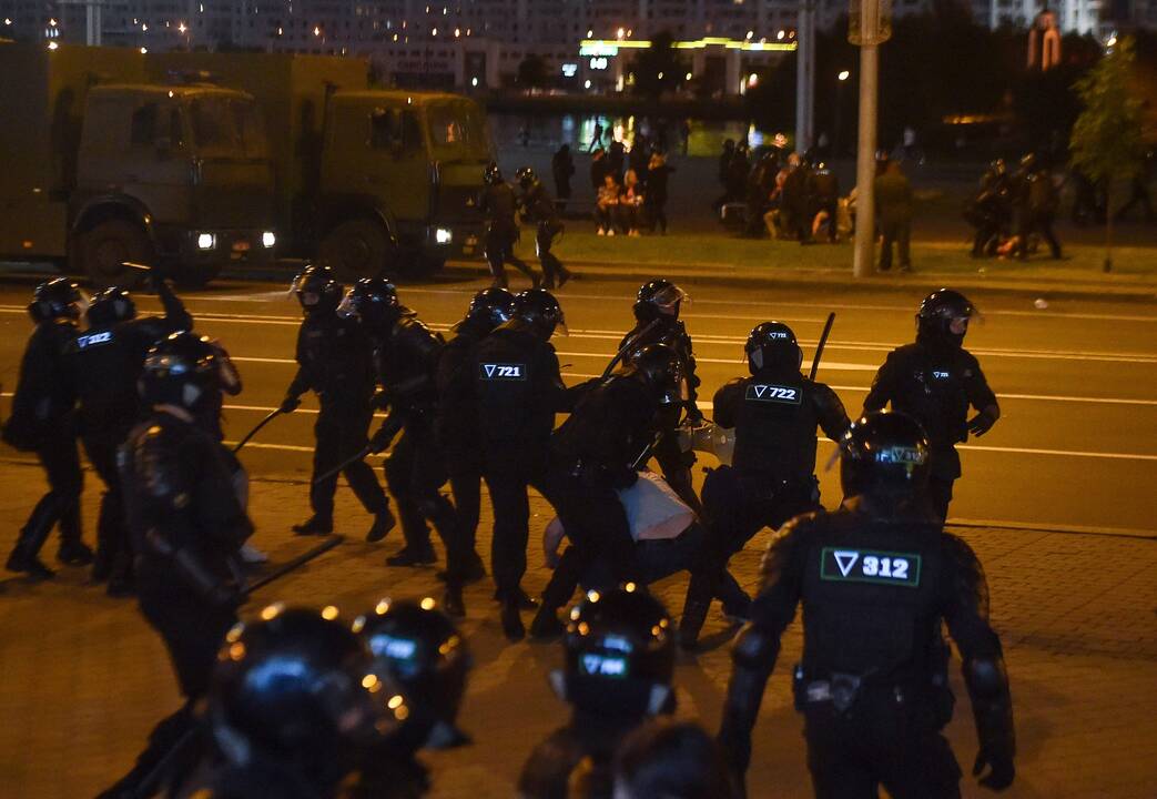 Baltarusijoje pareigūnai suiminėja protestuotojus