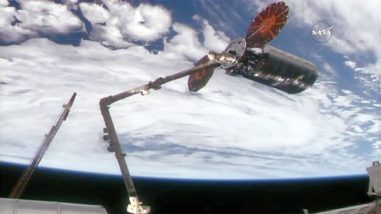 Kosmose astronautai gavo iš Žemės siuntinį – picos ir ledų