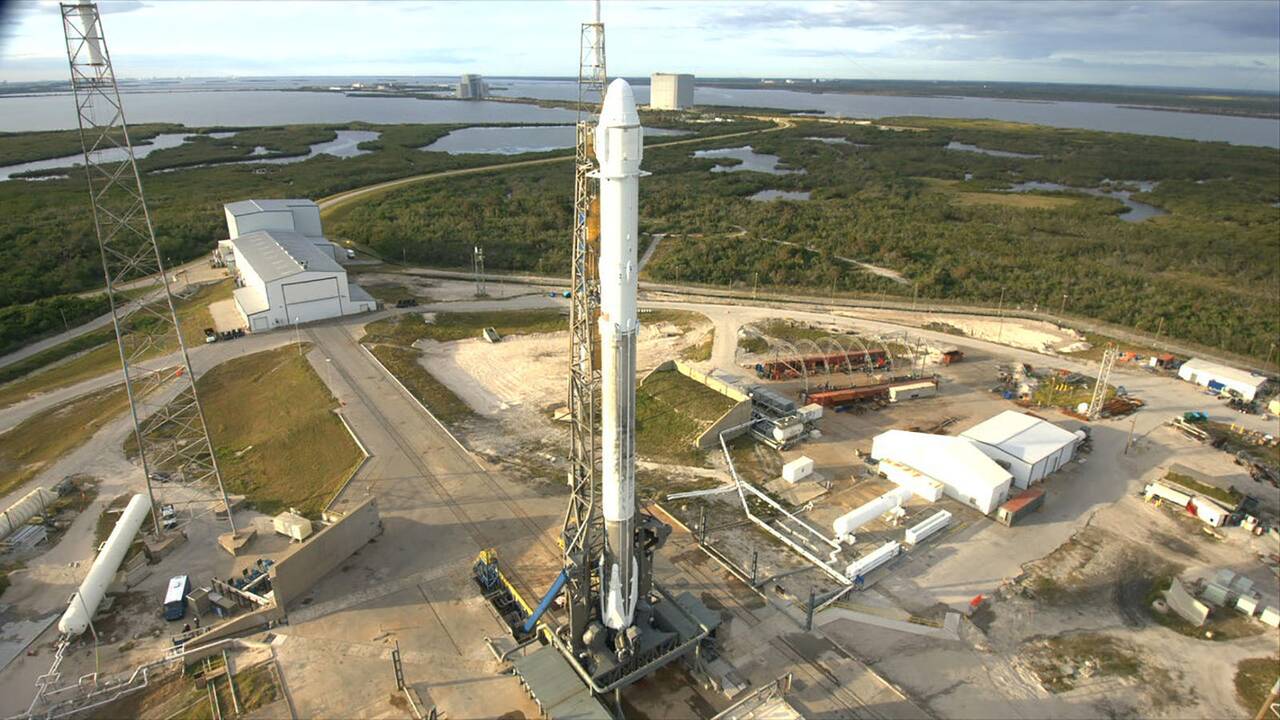„SpaceX“ paleido jau kartą naudotą raketą ir erdvėlaivį