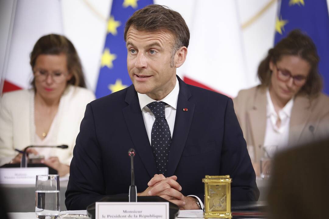 Macronas ragina sustabdyti investicijas JAV, kol situacija dėl muitų taps aiškesnė