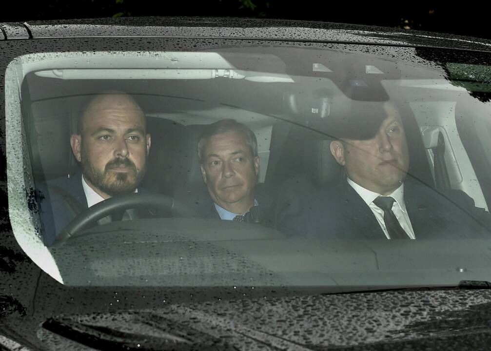 Nigelas Farage'as (viduryje)