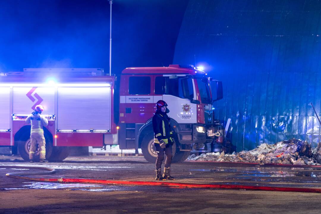 Kauno rajone užsiliepsnojo angaras