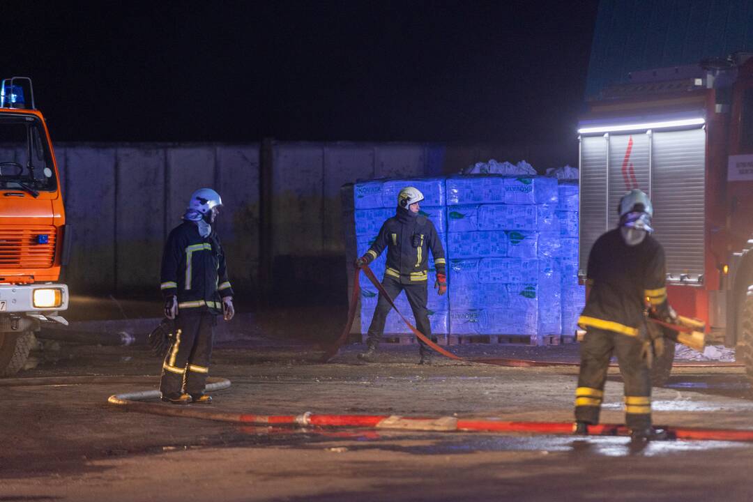 Kauno rajone užsiliepsnojo angaras