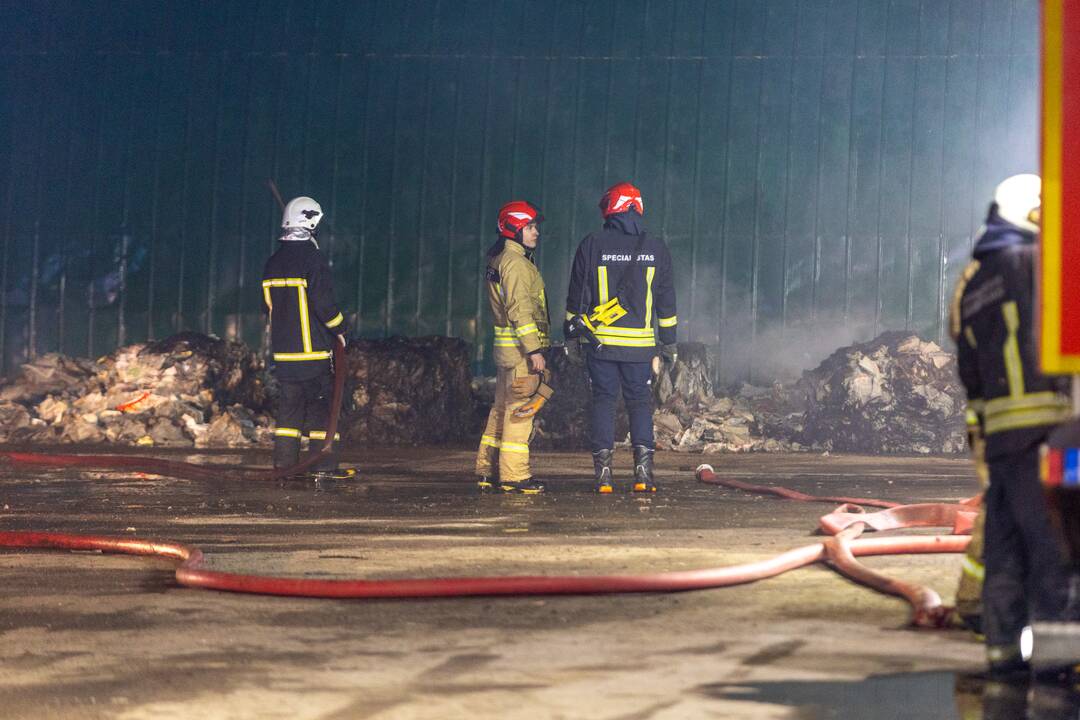 Kauno rajone užsiliepsnojo angaras