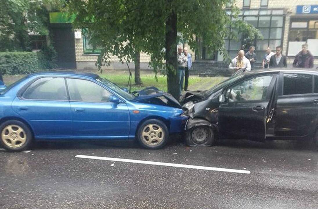 A. Baranausko gatvėje susidūrė du automobiliai, į ligoninę išvežti du žmonės