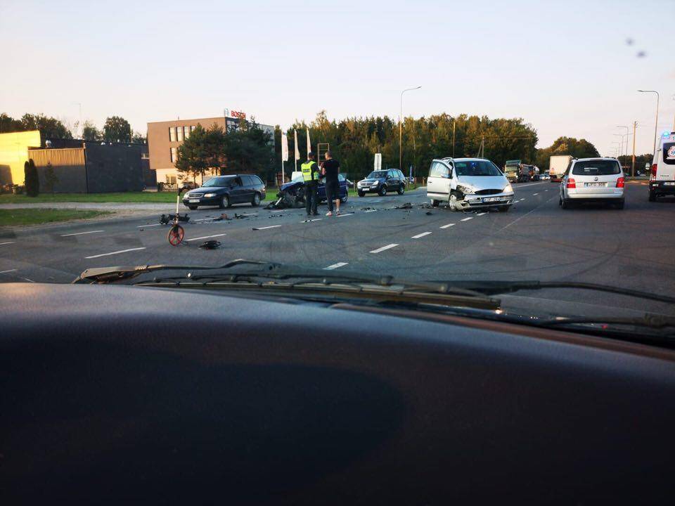Per avariją Ateities plente suknežinti automobiliai, nukentėjo vairuotojai